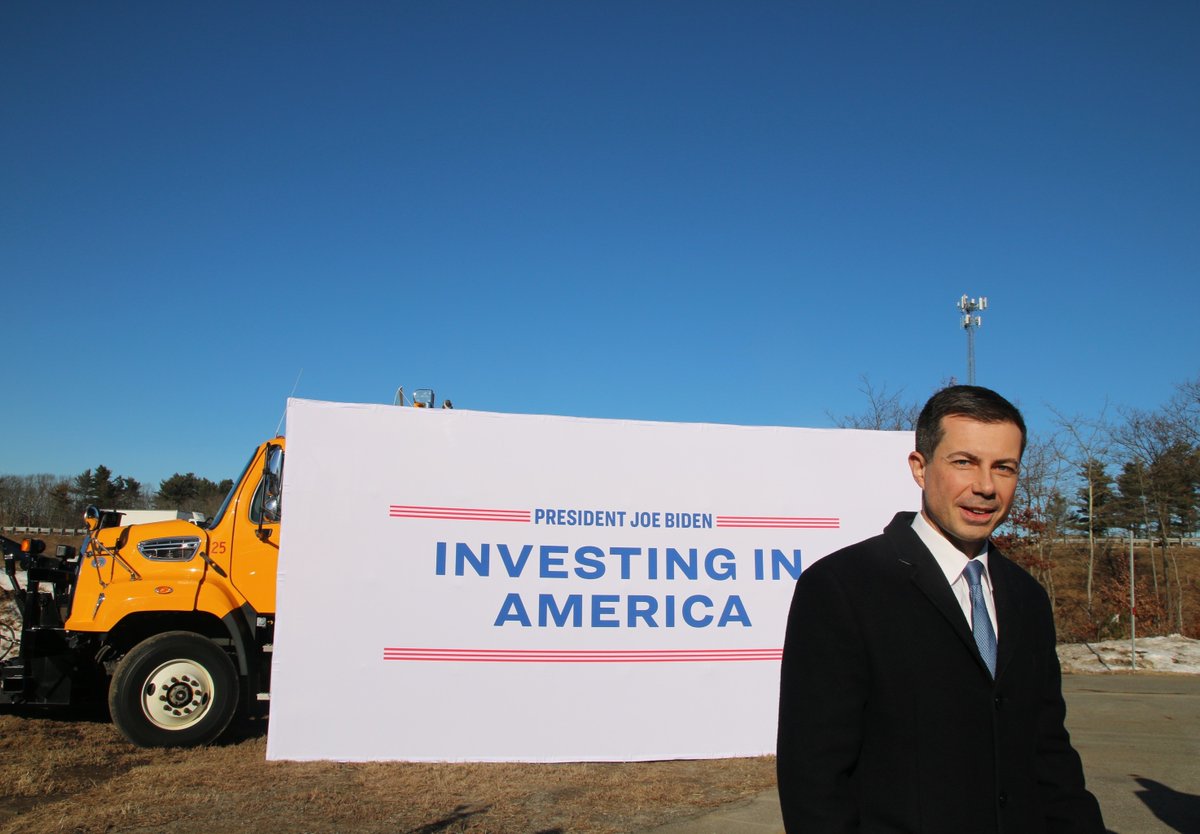 SecretaryPete's tweet photo. 40,000 infrastructure projects are underway, benefiting Americans in every state across our country. It's President Biden's Investing In America agenda in action. https://t.co/Bz8viS47Mo