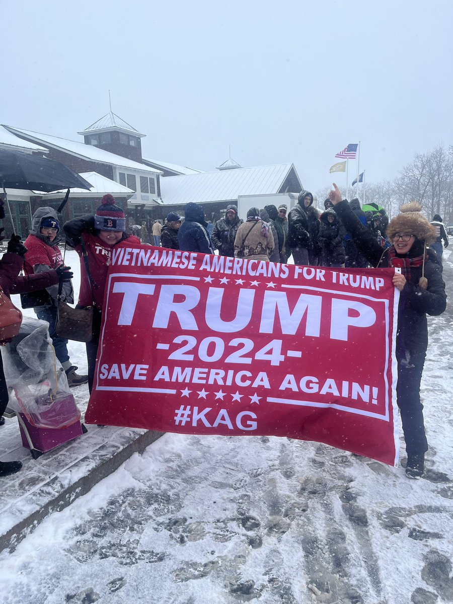PJPfreedom's tweet photo. It is snowing like crazy here in Atkinson New Hampshire. But the crowd is electric. We have another hour and 15 minutes before the doors open, the parking lot is full and the line is long despite the snowstorm. #Trump2024 #AtkinsonCountryClub https://t.co/LnRVduMy1E