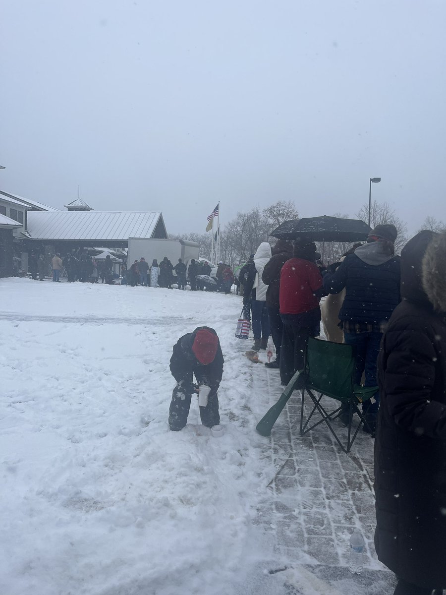 PJPfreedom's tweet photo. It is snowing like crazy here in Atkinson New Hampshire. But the crowd is electric. We have another hour and 15 minutes before the doors open, the parking lot is full and the line is long despite the snowstorm. #Trump2024 #AtkinsonCountryClub https://t.co/LnRVduMy1E