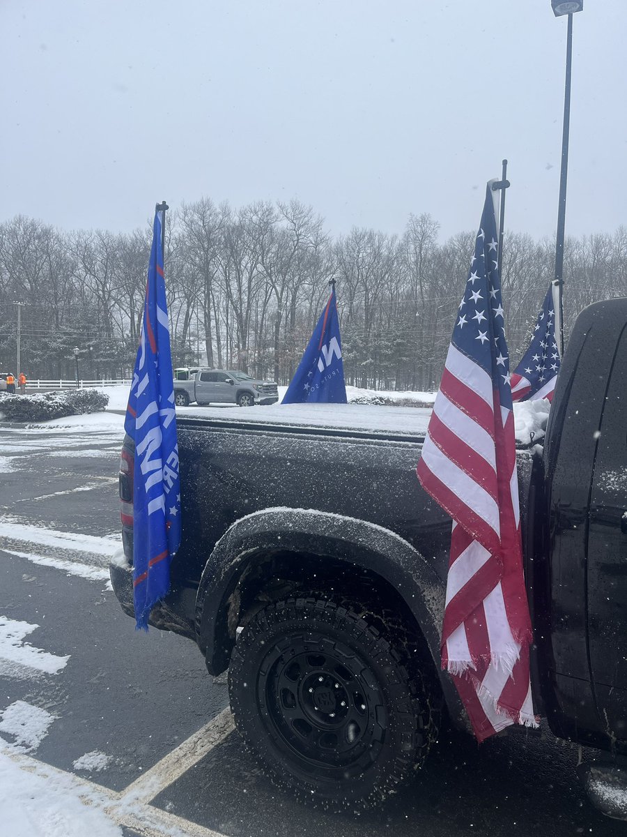 PJPfreedom's tweet photo. It is snowing like crazy here in Atkinson New Hampshire. But the crowd is electric. We have another hour and 15 minutes before the doors open, the parking lot is full and the line is long despite the snowstorm. #Trump2024 #AtkinsonCountryClub https://t.co/LnRVduMy1E