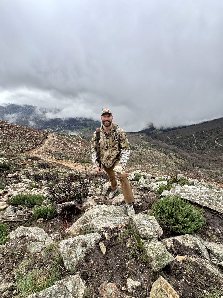 Hunting Gredos Ibex in the Mountains of Spain. After seeing me eat lunch, my guide turned and said to my translator, “Es mejor comprarte un traje que invitarte a almorzar!!” “It’s better to buy you a suit then to buy you lunch!!” 🥹🥹…never been more proud in my life