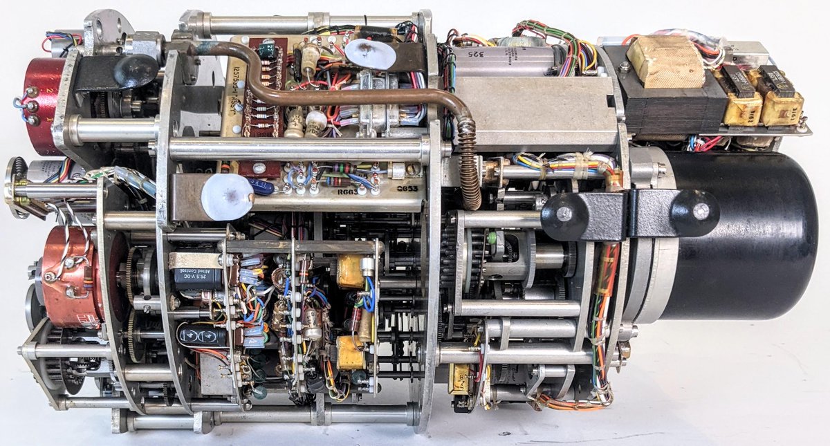 Fighter planes of the 1950s used the Bendix Central Air Data Computer, an electromechanical analog computer that computed with gears. In this thread, I look inside its pressure transducers that converted pressure readings to shaft rotations that turned the gears. 1/13