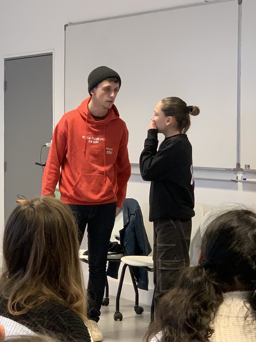 CFaouet's tweet image. Du théâtre-forum sur le thème du harcèlement pour les élèves de 4e, les conduites à risque et le consentement pour les 3e . Se mettre à la place, être force de proposition, être à l’écoute par la @CieInstants 
#theatre #oralite #parcourscitoyennete 
 #prevention #pHARe