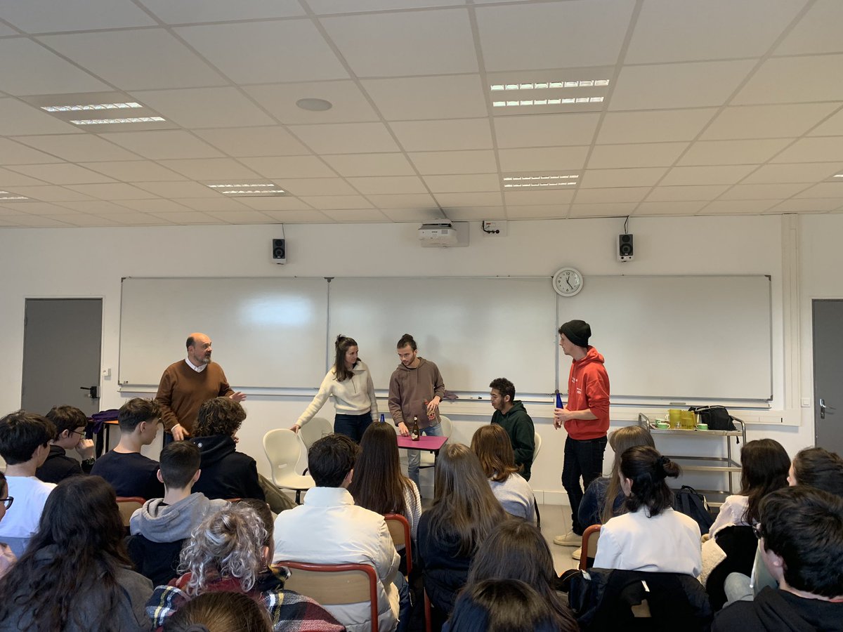 CFaouet's tweet image. Du théâtre-forum sur le thème du harcèlement pour les élèves de 4e, les conduites à risque et le consentement pour les 3e . Se mettre à la place, être force de proposition, être à l’écoute par la @CieInstants 
#theatre #oralite #parcourscitoyennete 
 #prevention #pHARe