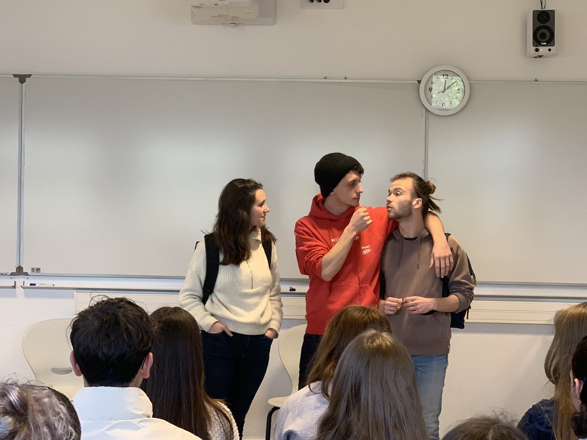 CFaouet's tweet image. Du théâtre-forum sur le thème du harcèlement pour les élèves de 4e, les conduites à risque et le consentement pour les 3e . Se mettre à la place, être force de proposition, être à l’écoute par la @CieInstants 
#theatre #oralite #parcourscitoyennete 
 #prevention #pHARe