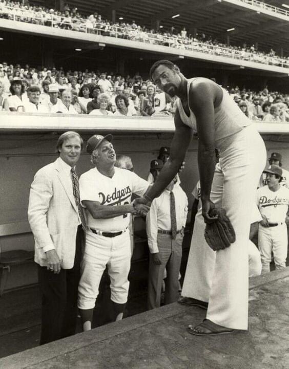TommyLasorda's tweet photo. Was Tommy imagining @Lakers legend Wilt Chamberlain as his center fielder and clean up hitter? Probably! #Lasorda #WiltChamberlain #PatHaden @religionofsport #Goliath https://t.co/Nijz3tjPbV
