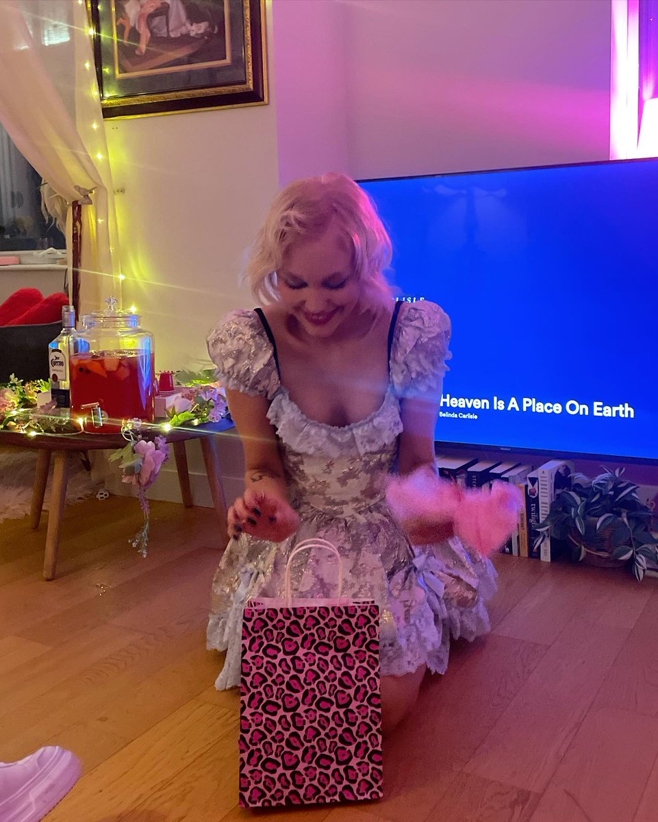 1GVFC's tweet photo. Grace on Instagram  --- 20th tea party🫖🐇🥂 https://t.co/2U2MLkh6CB