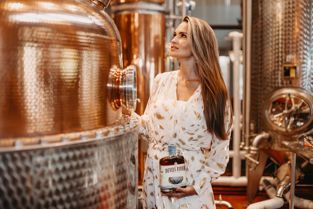 BriBagwell's tweet photo. All of this cold weather has me dreaming of Whiskey…. Hot Toddy anyone? Recipe in the next 🧵, and don’t forget to #sinresponsibly #whiskeyweather #ad #21+ @DevilsRWhiskey
📸: @TWINtyphotog https://t.co/nuNRK9A7BM