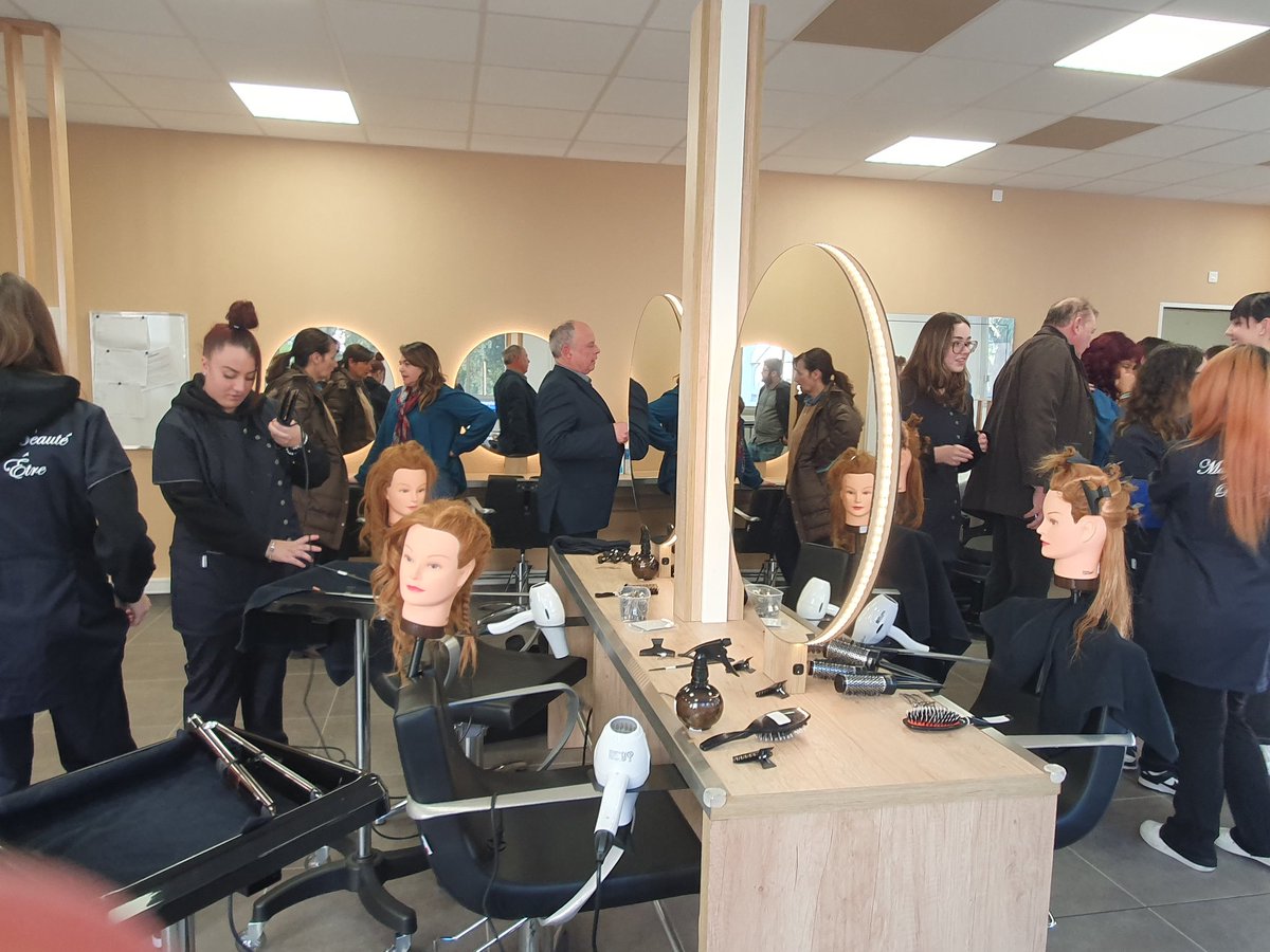 murielle_murat's tweet photo. Inauguration du salon d'application dédié au BCP métiers de la Coiffure @magnan_lp 
Magnifique espace fonctionnel et design, pour porter l'excellence de la voie pro.@AcademieNice https://t.co/d8pc25kO1r