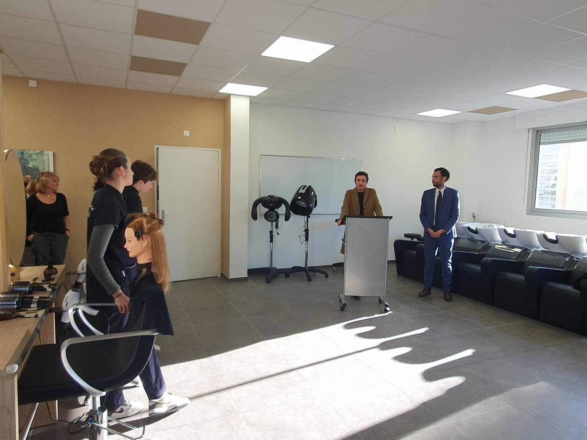 murielle_murat's tweet photo. Inauguration du salon d'application dédié au BCP métiers de la Coiffure @magnan_lp 
Magnifique espace fonctionnel et design, pour porter l'excellence de la voie pro.@AcademieNice https://t.co/d8pc25kO1r