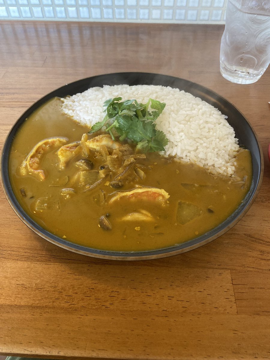 1234heyholets5's tweet photo. 今日のお昼は
倉敷にある
カレー屋 CARDAMON さんで
エビカレーを。
カレーは好きだけど
辛すぎるのは苦手な僕にも
ちょうどいい味わい。
食後の口の中は
爽やかなスパイスが香ります。
#CARDAMON https://t.co/cuLj7bvSeh