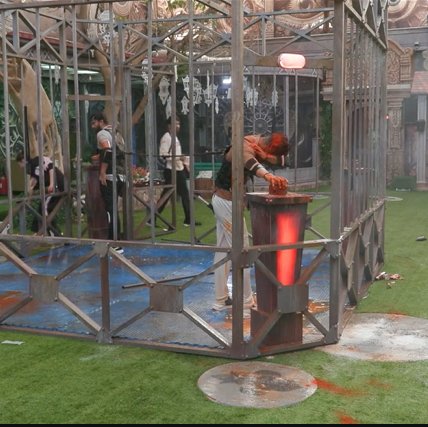 Yourweirdcrush1's tweet photo. Mad respect for Abhishek.
Task master for a reason 💪

#biggBoss17 #AbhishekKumar https://t.co/4KOjrLYpGL