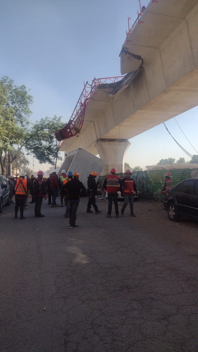 lopezdoriga's tweet photo. Reportan la caída de una parte de la estructura del tren interurbano México-Toluca, muy cerca de la zona de Observatorio. 

Servicios de emergencia al lugar 

(Vía @luismiguelbaraa) https://t.co/SkFbFNRAgZ