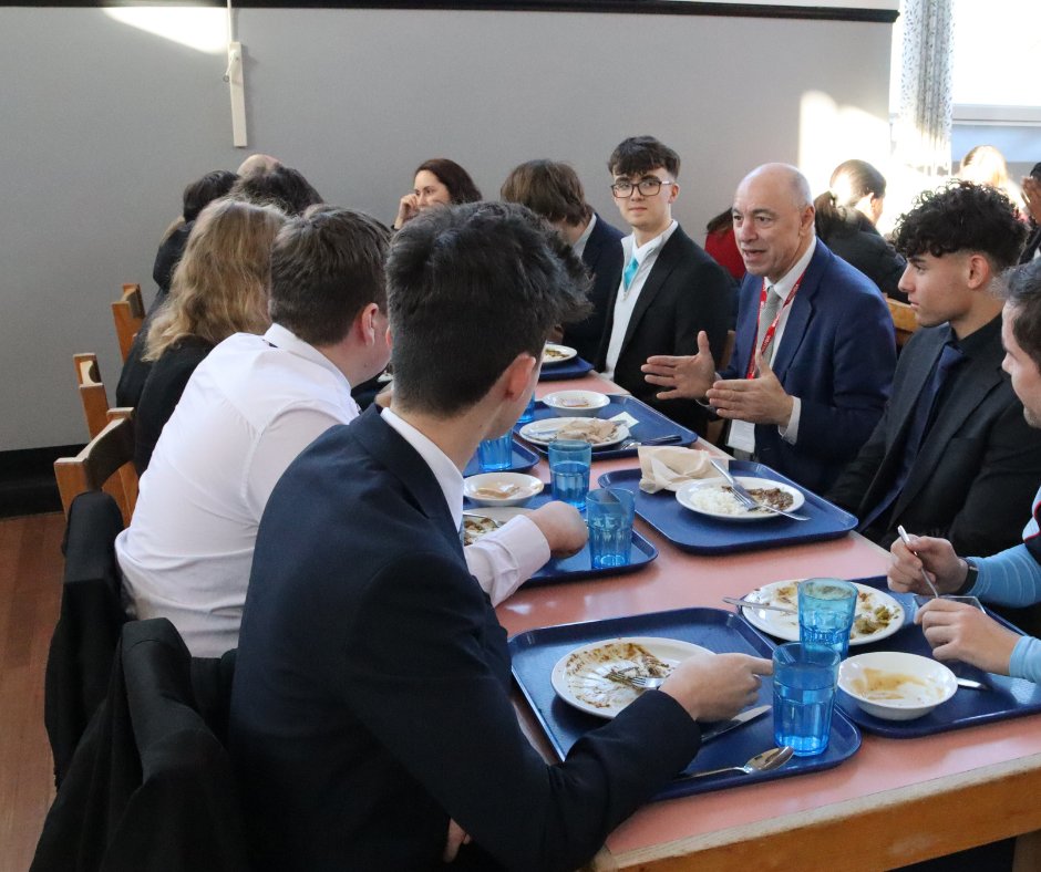 KESWitley's tweet photo. We were lucky to receive a visit from OW Ivor, former MP and Defence Minister (2003-2005), who kindly spoke to our Lower Sixth Politics pupils today. It's great to be able to connect our pupils to our Old Witleians to build their contacts and help with their studies. https://t.co/u6Sc4Pvqxy