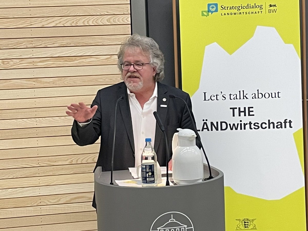 UniHohenheim's tweet photo. „Wir müssen lernen, dass Landwirtschaft nicht die Wurzel allen Übels ist, sondern die Lösung sein muss!“ Agrar-Prof Vögele der #unihohenheim auf LW-Dialog mit MP Kretschmann.

@RegierungBW @agrarheute_com @BWBauern @Bauern_Verband @abl_ev @bioland_de @demeter_de https://t.co/WOe2FUMlhF