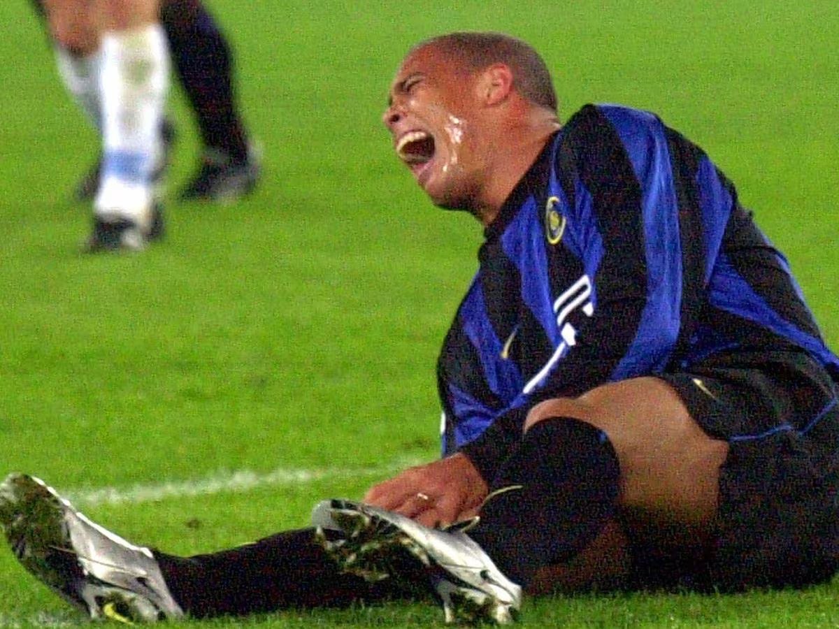 FJRealMadridCF's tweet photo. Excepcionalidad es un tipo que se rompe el tendón rotuliano dos veces, que se hablase de su retirada y tras 2 años sin jugar, se casque el Mundial 2002 que hizo con 8 goles en 7 partidos (sin penaltis), doblete en la final, ese fue Ronaldo Nazario. https://t.co/UFFS6dHuIu