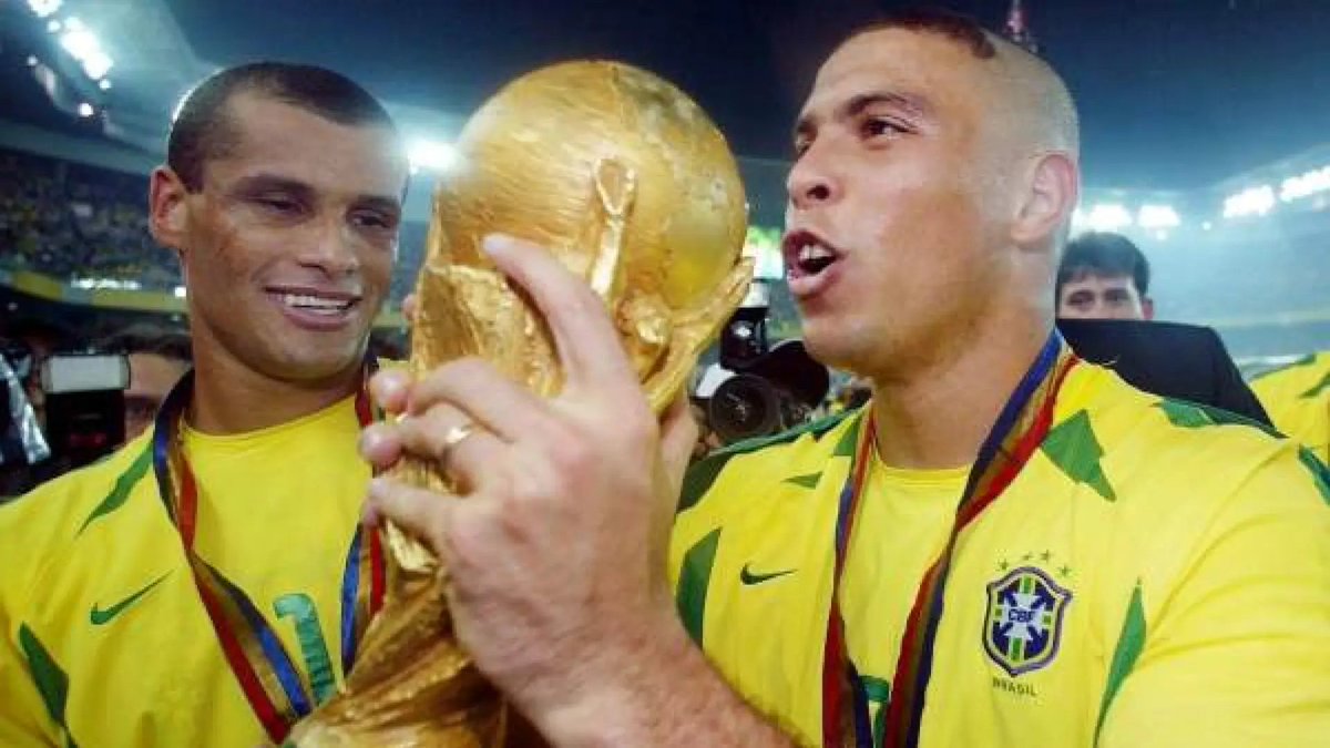 FJRealMadridCF's tweet photo. Excepcionalidad es un tipo que se rompe el tendón rotuliano dos veces, que se hablase de su retirada y tras 2 años sin jugar, se casque el Mundial 2002 que hizo con 8 goles en 7 partidos (sin penaltis), doblete en la final, ese fue Ronaldo Nazario. https://t.co/UFFS6dHuIu