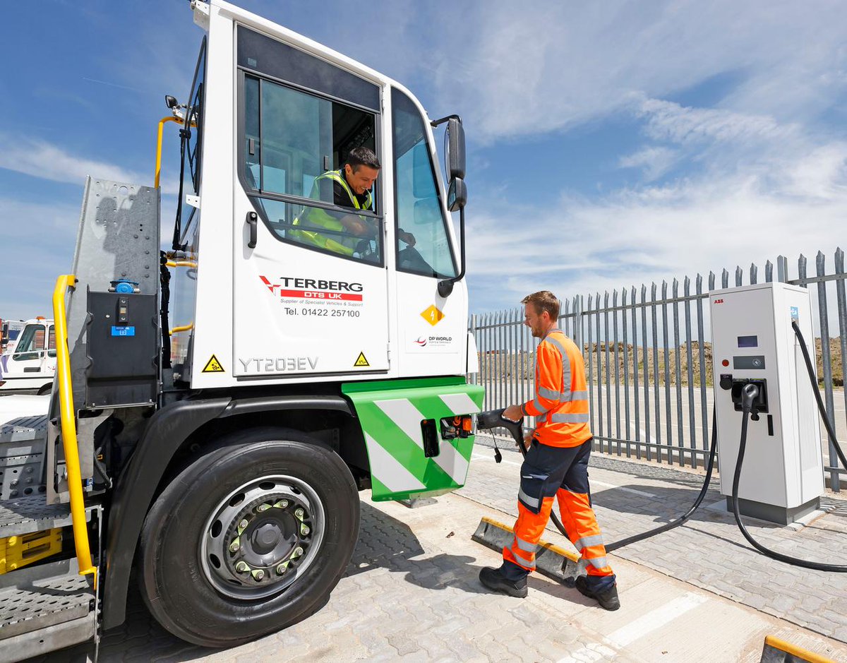 Both of our UK logistics hubs are now fossil free, following the removal of fossil diesel from our operations at London Gateway earlier this month. To find out more, visit: ow.ly/pPXL50QrlXL #Sustainability #Decarbonisation #FossilFree