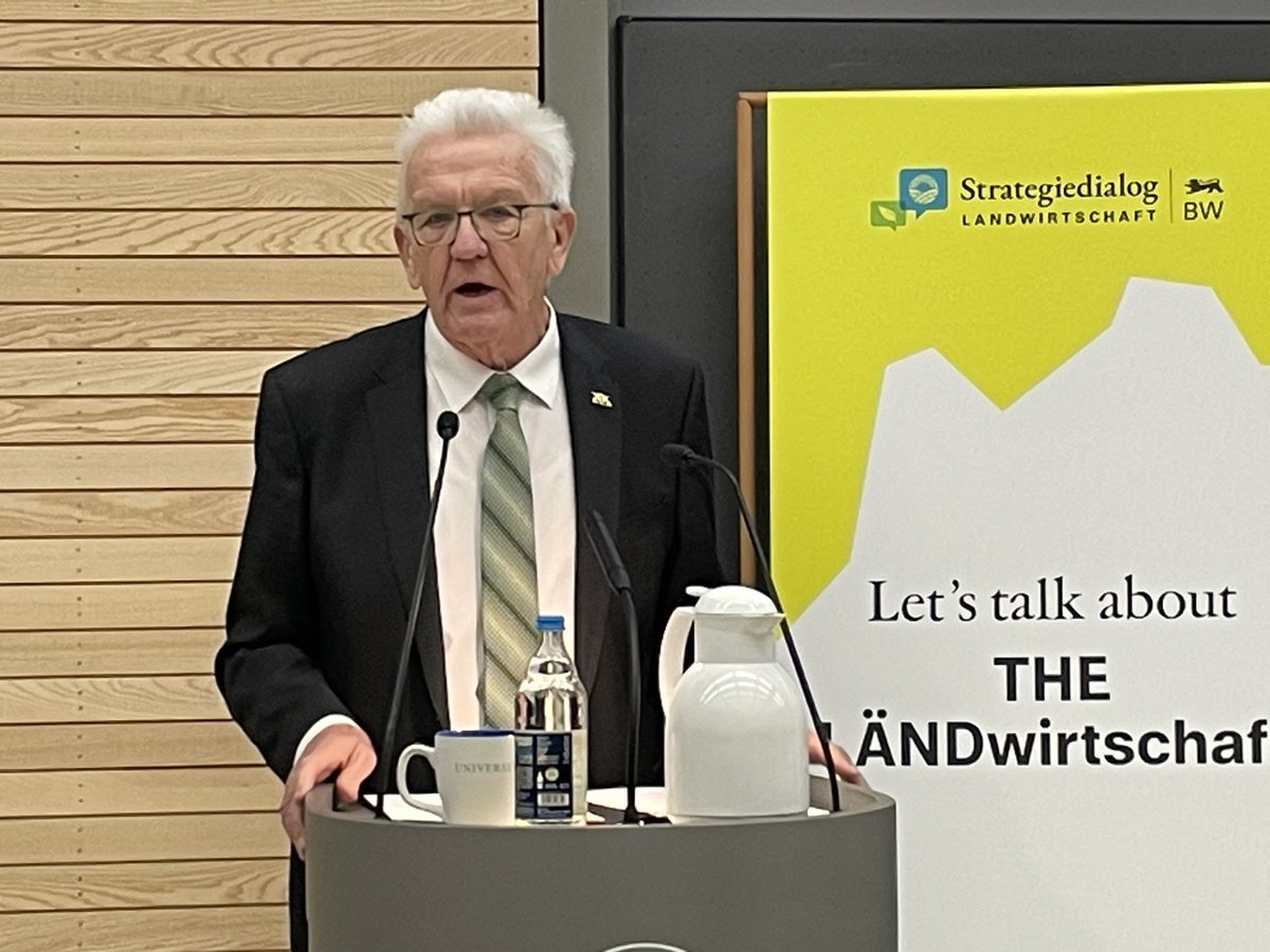 UniHohenheim's tweet photo. „Die ganze Republik diskutiert über Zukunft der Landwirtschaft. Ein echter Dialog kommt dank Verkürzungen und nicht Zuhören dabei oft nicht zu Stande“, MP Kretschmann auf LW-Dialog der #unihohenheim 

@RegierungBW @agrarheute_com @BWBauern @Bauern_Verband @abl_ev @bioland_de https://t.co/fGqHcYBbVH