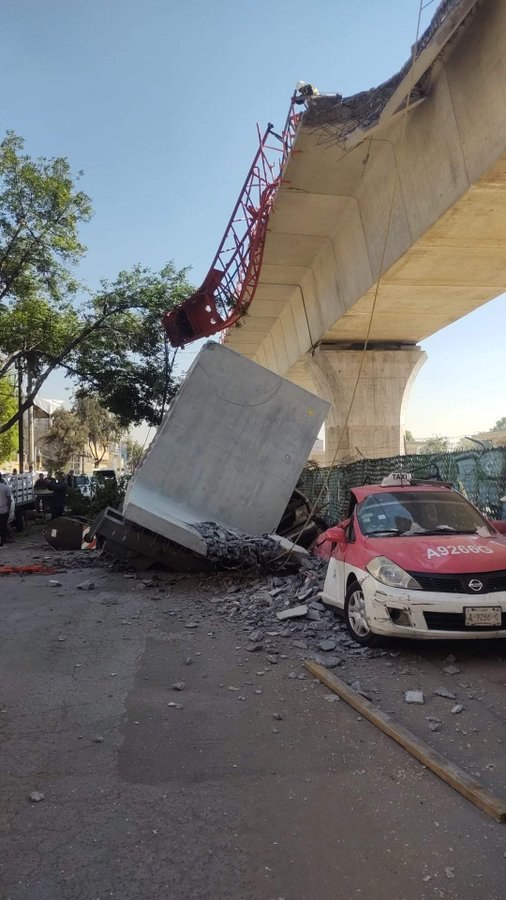 CrofickOficial's tweet photo. 🚨 Informe de emergencia: 🔺🚆 Se registra colapso de estructura en obras del #Tren #MéxicoToluca. Un bloque de concreto cae sobre un taxi cerca de #Observatorio. Servicios de emergencia en acción. Afortunadamente, no se reportan personas lesionadas. #SeguridadVial https://t.co/Z0xeNg9jsV