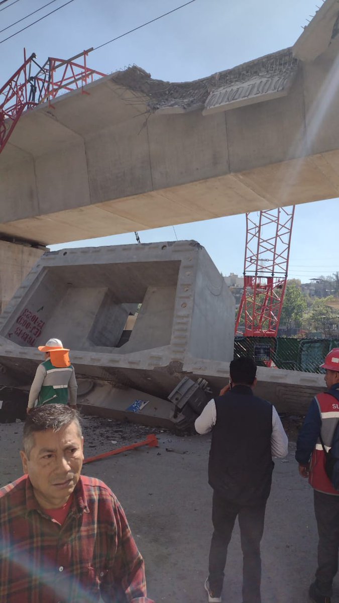 SkyAlertMx's tweet photo. 🔺🚆: Reportan #colapso de estructura en obras del #Tren #MéxicoToluca. Un bloque de concreto cae sobre un taxi cerca de #Observatorio. Servicios de emergencia en acción. No se reportan personas lesionadas. https://t.co/Miy0eiFvde
