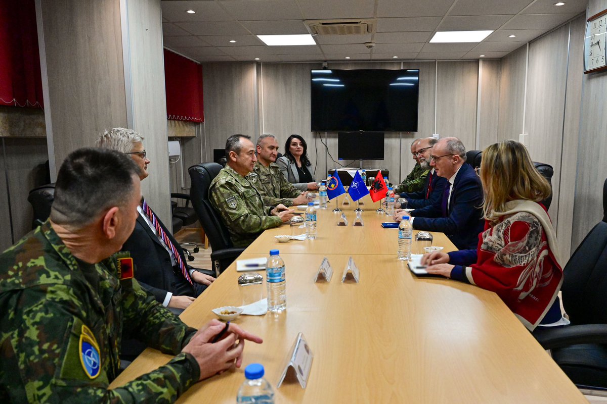 #KFOR Commander, Major General Özkan Ulutaş, welcomed Minister for Europe and Foreign Affairs Republic of Albania, His Excellency Igli Hasani @IgliHasani 🇦🇱, at Camp Film City, in Pristina.