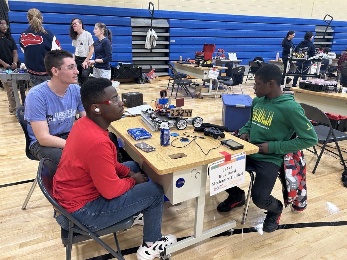 DreherHigh's tweet image. At the inaugural competition for our Blue Devil Mechanics Unified robotics team, a collaboration between seniors on the Blue Devil Mechanics team and some special education students, we finished sixth out of 11 teams:  richlandone.org/Page/15474