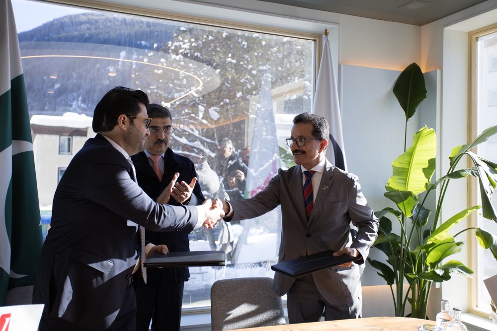 JAfridi10's tweet image. Honored to partner with DP World @DP_World at @wef to explore new SEZs and logistics development opportunities in Pakistan. 

This partnership is a stride towards seamless connectivity, creating value for communities and businesses in the region. #WEF24 #MadePossible @ssulayem