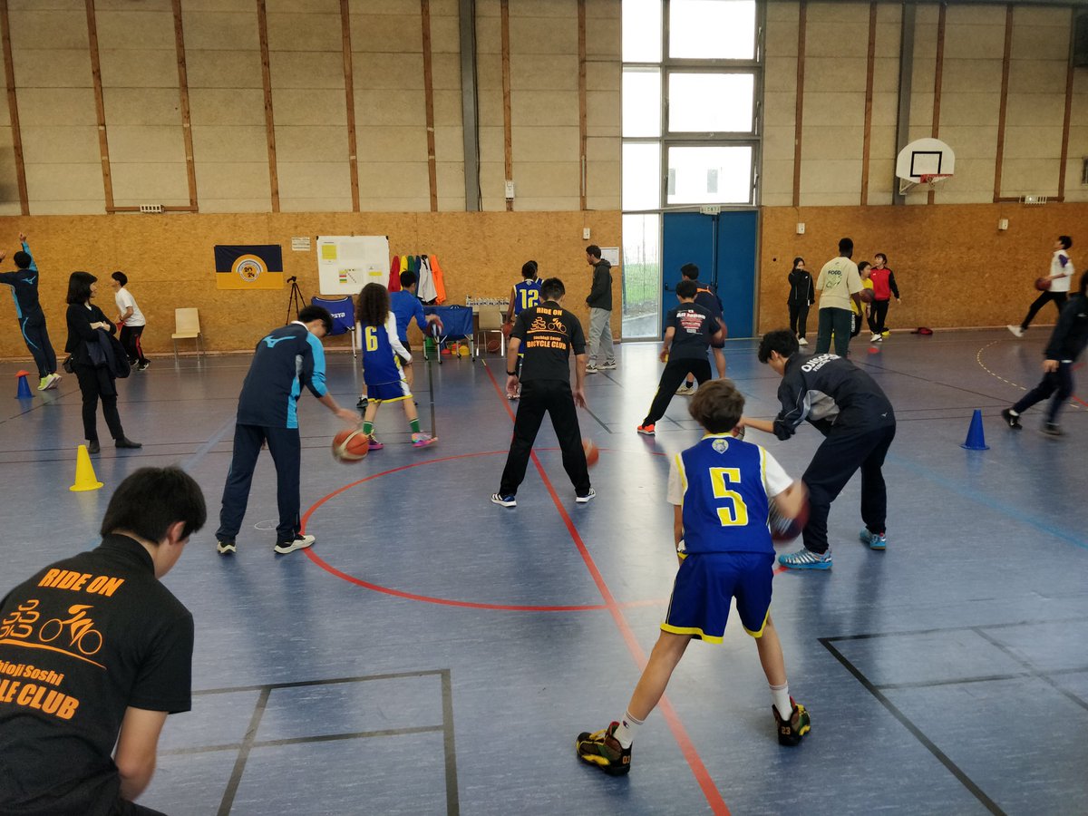 LamriRafic's tweet image. Très beau moment de partage autour des valeurs de l'EPS et du sport entre nos élèves de section sportive Basket-ball 🏀 du @ClgGRouault @Academie_Paris et la délégation d’élèves de @Tokyo_gov 🇯🇵 Rencontres, échanges, apprentissages et entraide mutuelle.  #generation2024