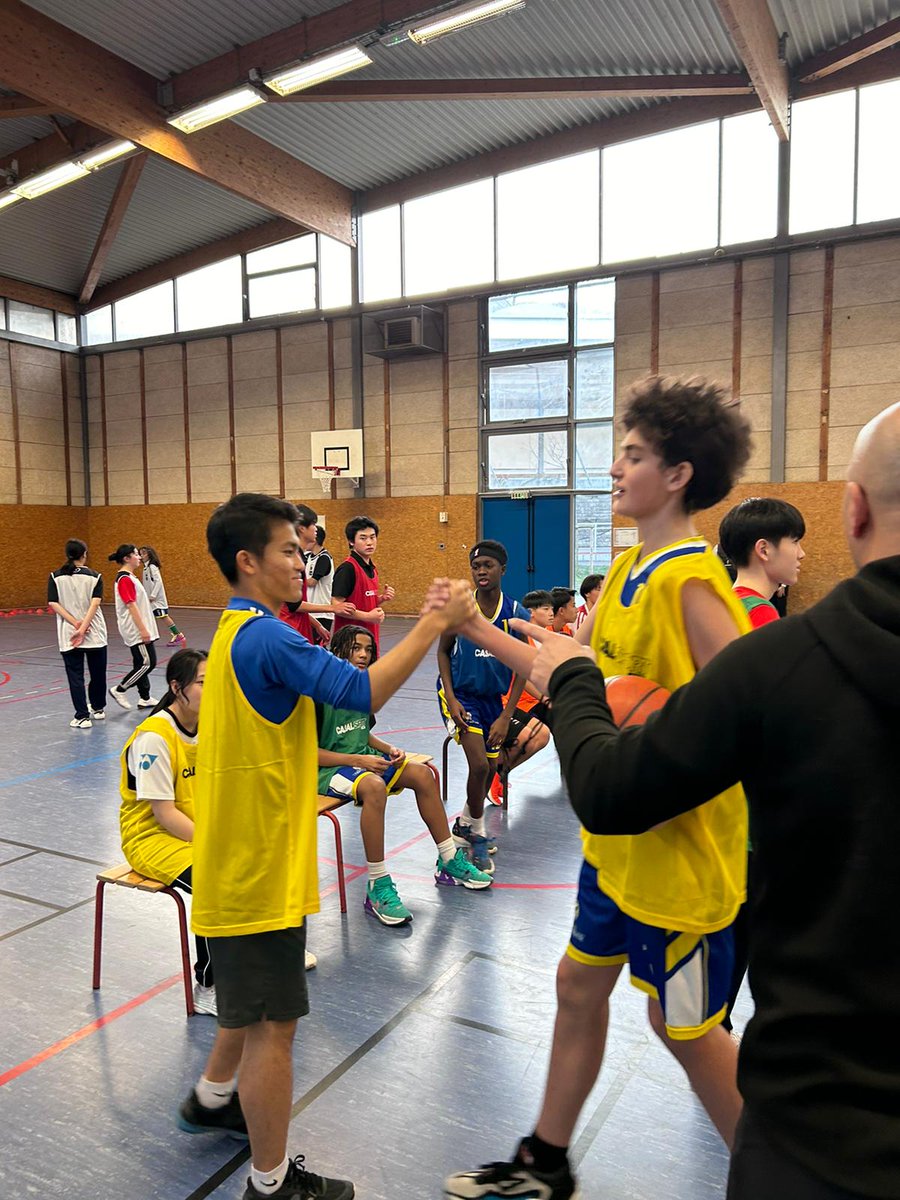LamriRafic's tweet image. Très beau moment de partage autour des valeurs de l'EPS et du sport entre nos élèves de section sportive Basket-ball 🏀 du @ClgGRouault @Academie_Paris et la délégation d’élèves de @Tokyo_gov 🇯🇵 Rencontres, échanges, apprentissages et entraide mutuelle.  #generation2024