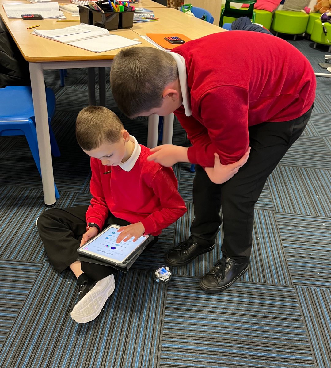 SchoolHillside1's tweet photo. Hillside digital leaders helping #P4H2Hillside pupils to operate #spheros from @AberdeenshireLL Thank you to @RickardJulia for organising. #techisfun https://t.co/LGDlgp3vpy