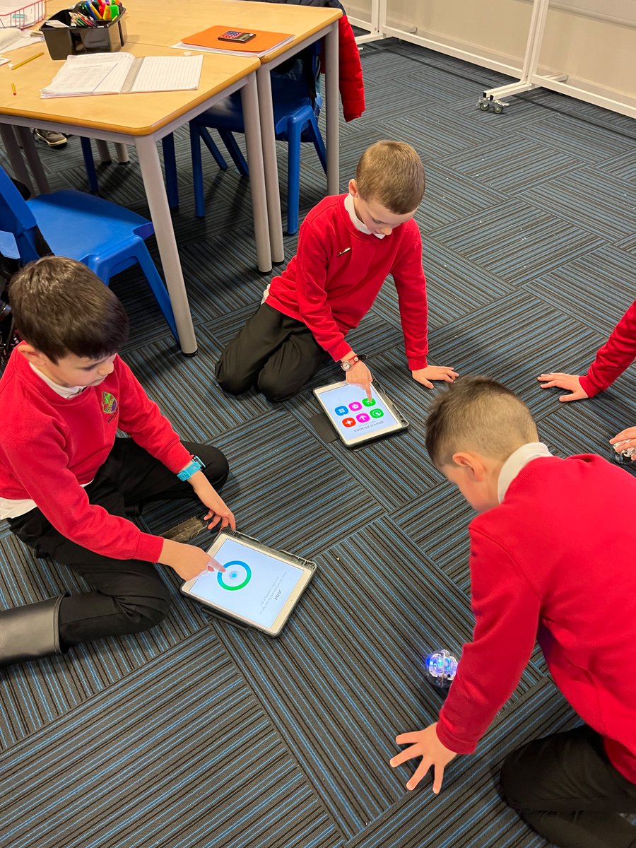 SchoolHillside1's tweet photo. Hillside digital leaders helping #P4H2Hillside pupils to operate #spheros from @AberdeenshireLL Thank you to @RickardJulia for organising. #techisfun https://t.co/LGDlgp3vpy