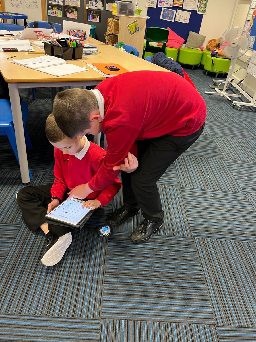 SchoolHillside1's tweet photo. Hillside digital leaders helping #P4H2Hillside pupils to operate #spheros from @AberdeenshireLL Thank you to @RickardJulia for organising. #techisfun https://t.co/LGDlgp3vpy