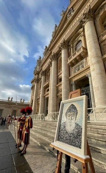 sancharbel_es's tweet photo. Mosaico qué será bendecido y colocado en la Basilica de San Pedro - Vaticano, el 19 de enero 2024.
#SanCharbel ruega por nosotros. https://t.co/jUCPt20Q5V