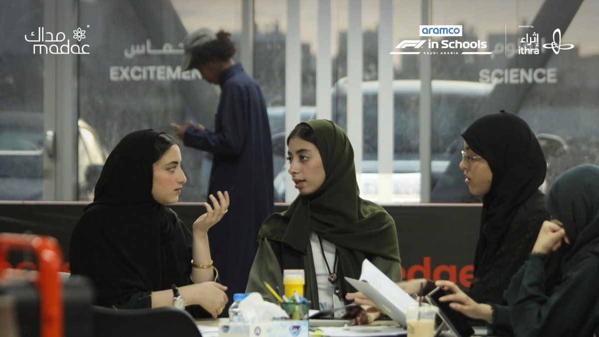 Stemracingksa's tweet photo. شغف التحدي يملأ المكان!

أبطال #فورمولا1_في_المدارس في #المدينة_المنورة يواصلون تدريباتهم✨. https://t.co/WCe0N2Uhrd