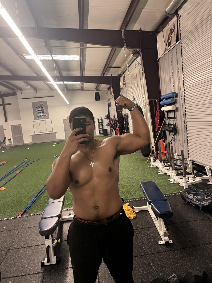 Mo_Pro_13's tweet photo. Always getting better, even over the holidays 💪🏾. Getting ready for spring ball🦅🏈 https://t.co/fukWFkpAdg
