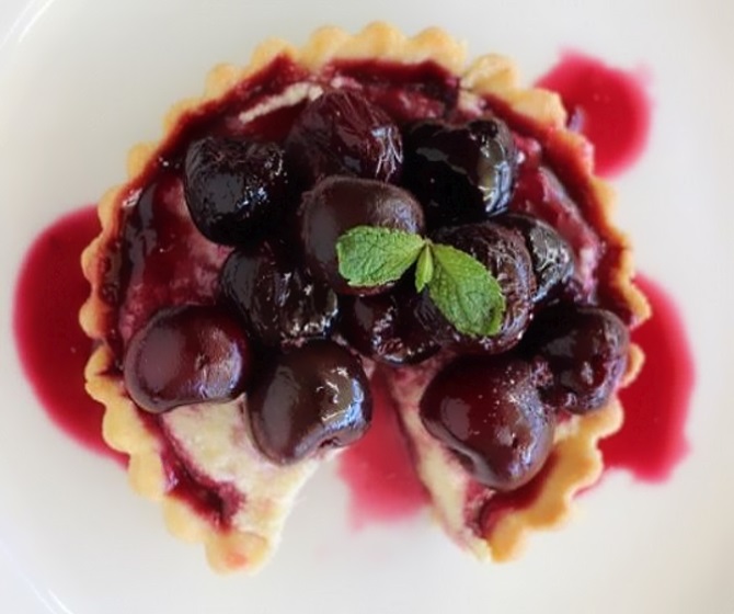 unpodiblu's tweet photo. White Chocolate Tart with cherries in red wine sauce 🍒
#recipe https://t.co/wtZIN4DJZR https://t.co/SdgCuW6VaN