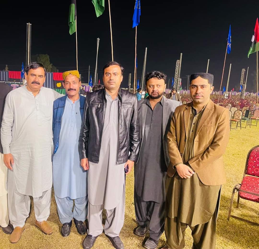 ImranDhamra's tweet photo. 17جنوری شہدادپور ضلع سانگھڑ میں چیئرمین پاکستان پیپلزپارٹی بلاول بھٹو زرداری صاحب کے جلسے کی تیاریاں جاری، جلسہ گاہ میں پیپلز یوتھ سندھ کے صدر برادر جاوید نایاب لغاری، سالم شیر رند و دیگر جیالوں کیساتھ
@BBhuttoZardari @JavedNLaghari @SaalimRind https://t.co/hlSIH9NDLp