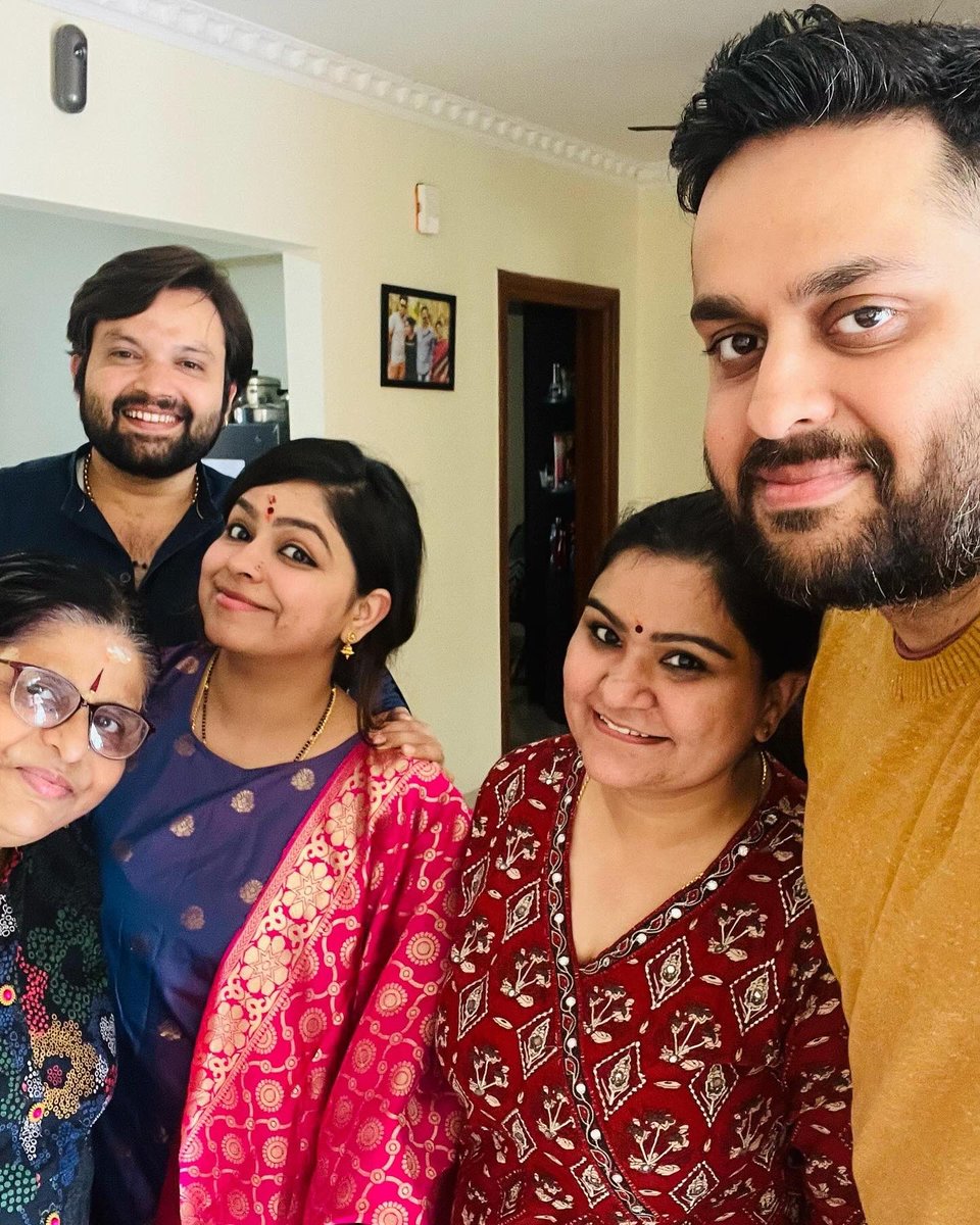 Msrishikasharma's tweet photo. ವರ್ಷದ ಮೊದಲ ಹಬ್ಬ ಮಕರ ಸಂಕ್ರಾಂತಿ ಯ ಹಾರ್ದಿಕ ಶುಭಾಶಯಗಳು 🥰

ಎಳ್ಳು ಬೆಲ್ಲ ತಿಂದು ಒಳ್ಳೆ ಮಾತಾಡಿ🙏🏻🥰

#Latepost - Happy Sankranti 🫶🏼

#NihalR #Rishikasharma #niharish #Sankranti2024 https://t.co/C4dHGiWFUQ