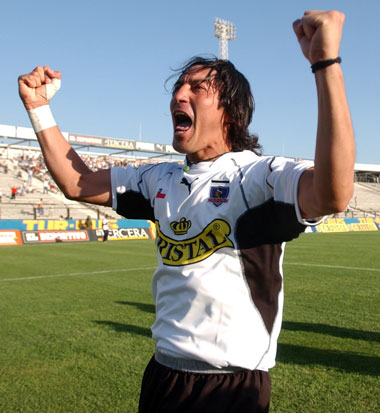 kalulismo's tweet photo. Yo me acuerdo de uno que vino a cumplir su sueño de niño y GRATIS a cerrar su carrera.
Cómo te quiero @bambam9oficial 

(Es que mira esa alegria weon, el sueño de todo hincha) https://t.co/YSXkHWLSEL