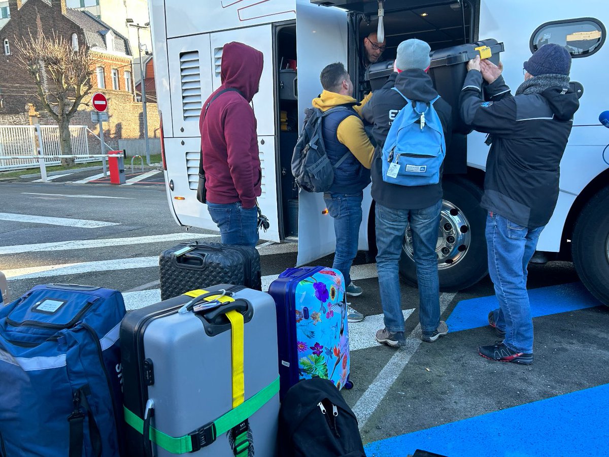 enedis_hdf's tweet photo. #fire 23 salariés @enedis du nord et du Pas-de-Calais se sont réunis sur notre site de Douai avant de partir prêter main forte à leurs homologues de la Réunion suite au passage du cyclone #Belal. Ils s'apprêtent à prendre l' 🛩 dans quelques minutes #servicepublic #solidarite https://t.co/u72kae7E1R
