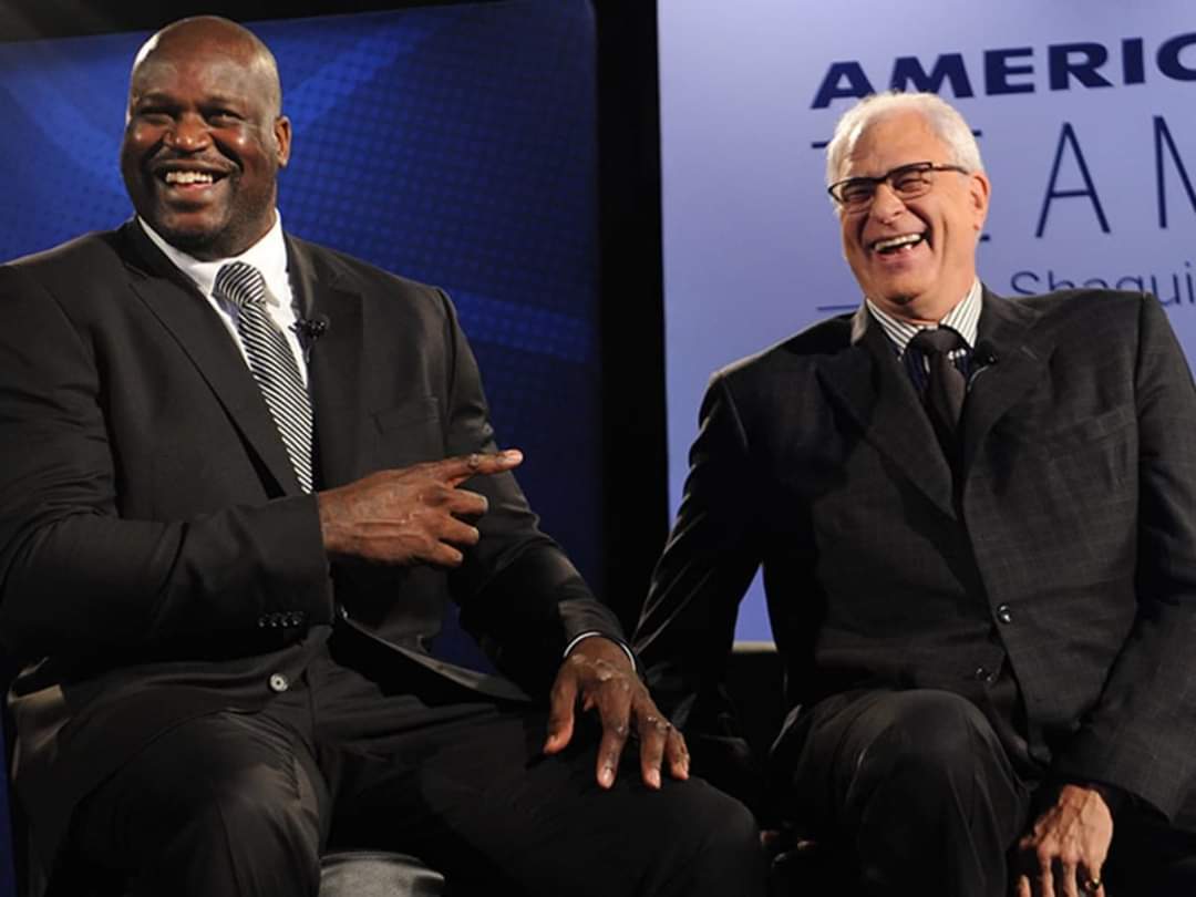 🚨Sabias la historia de O'neal y Phil Jackson 🚨

Cuando Shaquille O'Neal desembarco en los Lakers durante la temporada (1996-97), se encontró con un equipo joven, sin rumbo, bajo el mando del entrenador Del Harris.

El equipo llegó a distintas finales de conferencias, pero el