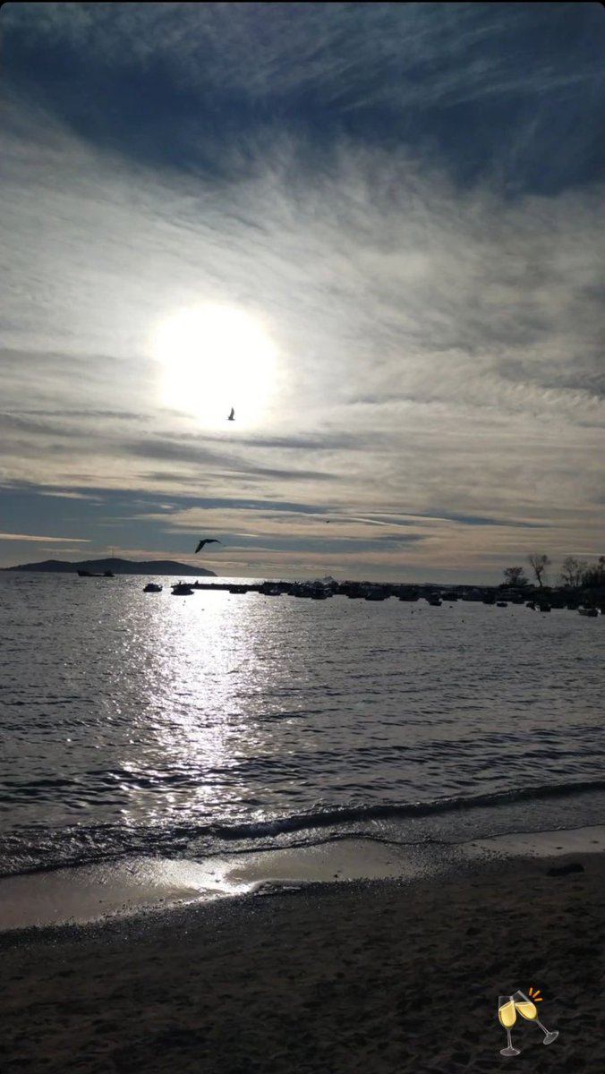 Olmayana bakmaktan hep bu kamaşmışlık...

...

#Geceye 
#iyigeceler