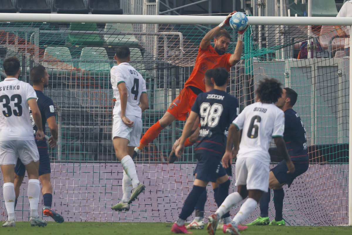 CosenzaOfficial's tweet photo. 🔙 Girone d’andata
Al “Penzo” con il Venezia finì 1-1, con vantaggio rossoblù firmato Voca. Sabato alle 16:15 il ritorno contro i lagunari 🔜
Prima gara casalinga del 2024 ⏳❤️💙
#ForzaLupi #COSVEN https://t.co/8N8DXs6Ag0