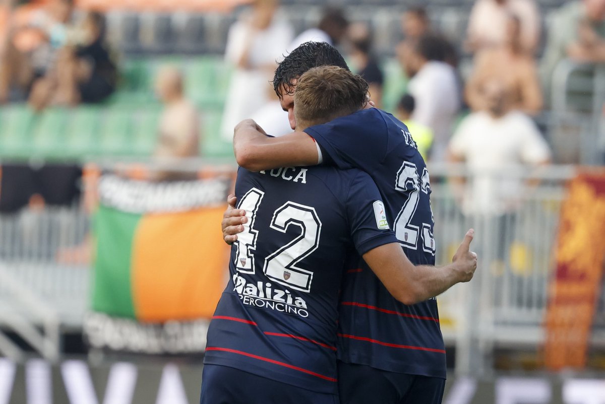 CosenzaOfficial's tweet photo. 🔙 Girone d’andata
Al “Penzo” con il Venezia finì 1-1, con vantaggio rossoblù firmato Voca. Sabato alle 16:15 il ritorno contro i lagunari 🔜
Prima gara casalinga del 2024 ⏳❤️💙
#ForzaLupi #COSVEN https://t.co/8N8DXs6Ag0