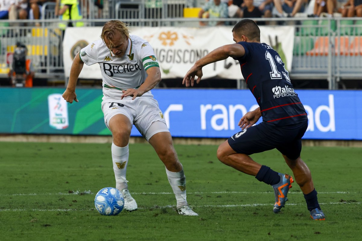 CosenzaOfficial's tweet photo. 🔙 Girone d’andata
Al “Penzo” con il Venezia finì 1-1, con vantaggio rossoblù firmato Voca. Sabato alle 16:15 il ritorno contro i lagunari 🔜
Prima gara casalinga del 2024 ⏳❤️💙
#ForzaLupi #COSVEN https://t.co/8N8DXs6Ag0