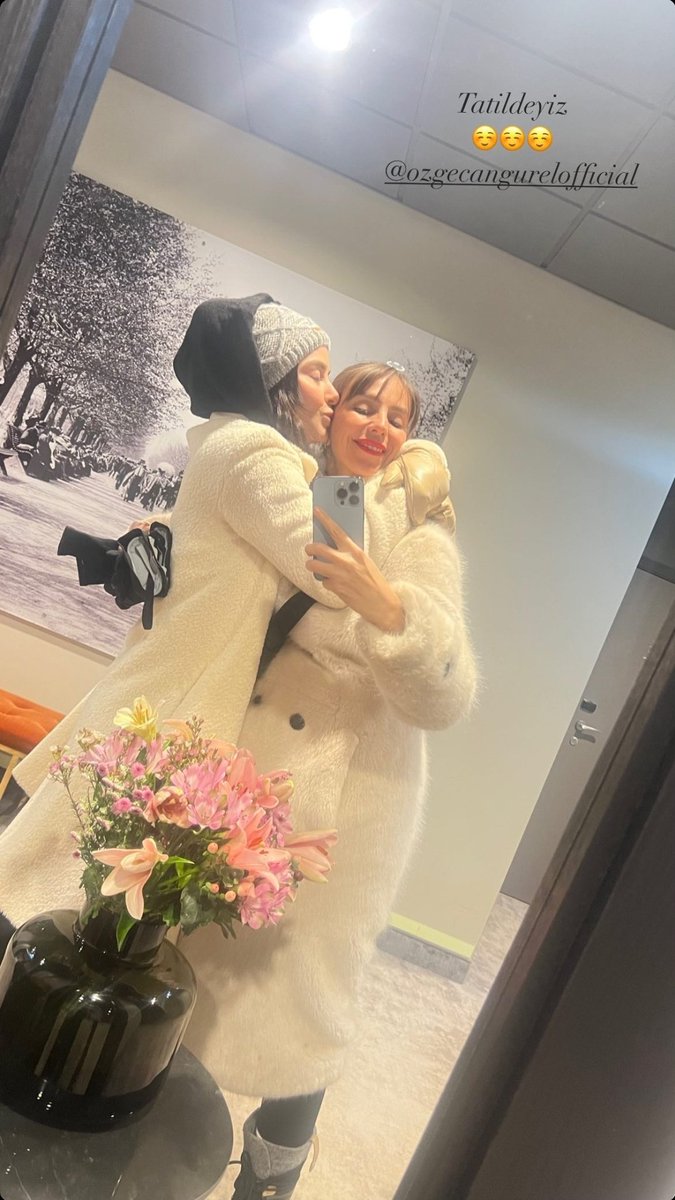 OzgeGurelBRA's tweet photo. 📸| #ÖzgeGürel via instagram story de @/andim1. 

“Estamos de férias ☺️☺️☺️” https://t.co/rkFUNRfYhP