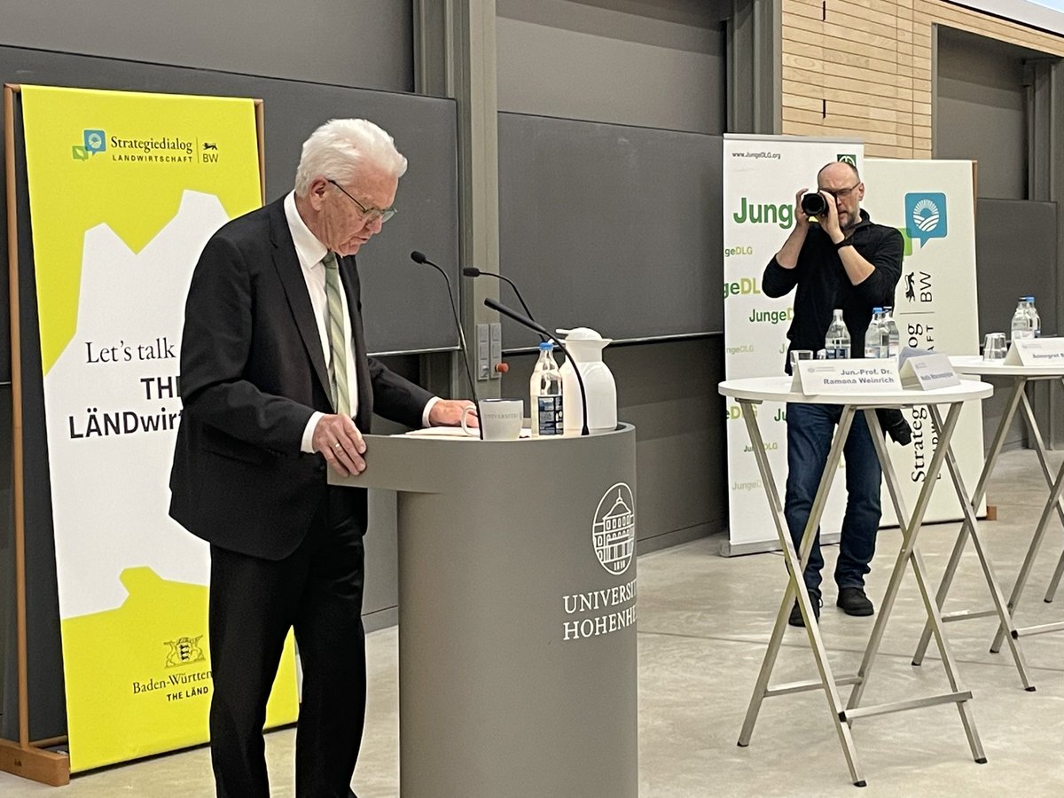 UniHohenheim's tweet photo. Die LW bis 2050 steht unter enormen Transformationsdruck.Dazu gehören KI, Robotik. Das kostet viel Geld. Von Preissteigerungen kommt bei den Landwirten jedoch wenig an. Hier brauchen wir faire Lösungen, die niemand überfordern.“ MP Kretschmann auf LW-Dialog der #unihohenheim https://t.co/sIx3OAlrBt