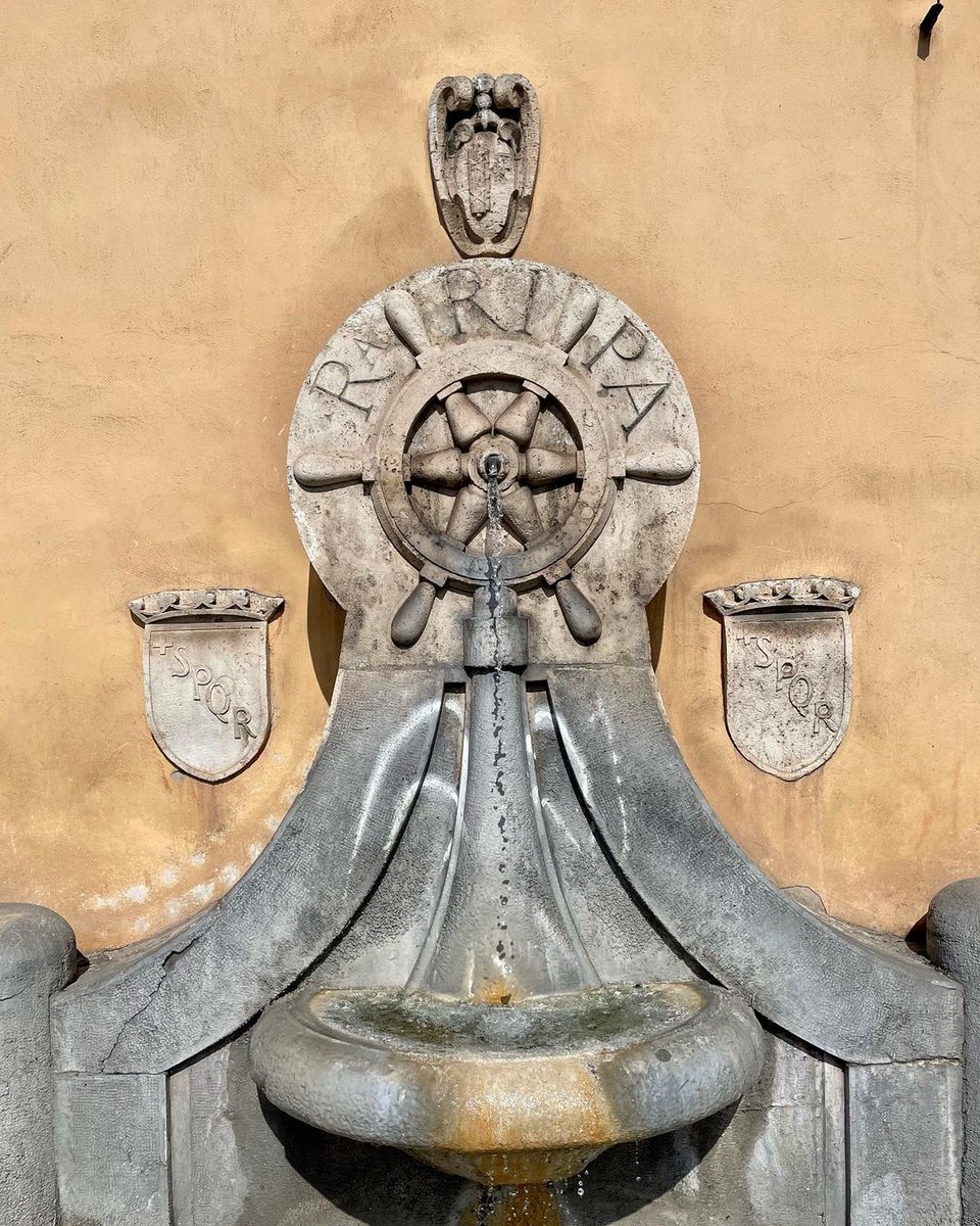 The Helm Fountain, leaning against the complex of St. Michael, was created in 1930 by Pietro Lombardi and recalls the presence in this area of the Ripagrande port, once the most important in the city. 📸IG fontaneitaliane #VisitRome