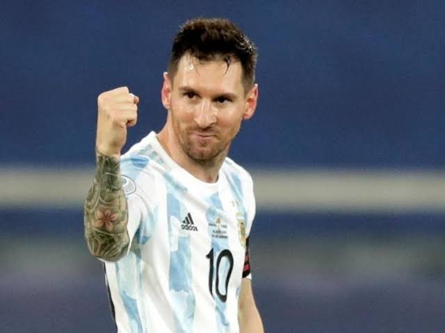 Y estos fueron los votos de Enner Valencia, capitán de la selección ecuatoriana, para el premio The Best al mejor jugador del mundo:

🥇Lionel Messi
🥈Kylian Mbappé
🥉Erling Haaland

¿Qué te parecieron las elecciones de Superman? 🔴⚪️